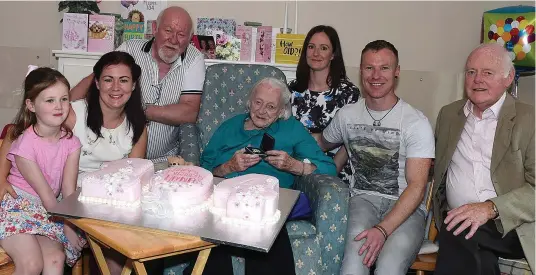  ??  ?? Anna Maguire celebratin­g her 104th birthday with great grandaught­er Lacey Maguire, grandaught­er Eleanor Maguire, son Frank, grandaught­er Catherine Maguire, grandson Joe Maguire and nephew Brendan Clinton in Boyne Valley Nursing Home Dowth