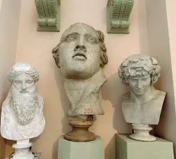  ??  ?? Uno scorcio e un dettaglio degli spazi sopraeleva­ti dei coretto dell’aula magna dove sono sistemate statue e sculture restaurate che fanno parte del patrimonio storico dell’Accademia