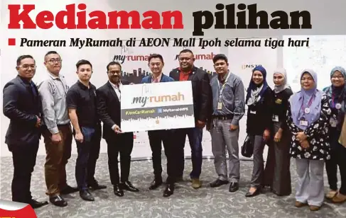  ??  ?? ROCHE (lima kiri), Linggaraj (empat kiri) dan Mohd Haslan (kiri) bersama wakil pemaju perumahan pada sidang media Program MyRumah di AEON Mall Ipoh Klebang.