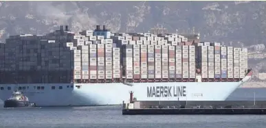  ?? Foto: dpa ?? Containers­chiff im Hafen von Algeciras. Dort arbeiten rund 1.600 Stauer.