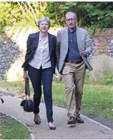  ?? FOTO: IMAGO ?? Theresa May und ihr Mann Philip beim Kirchgang am Sonntag. May hat ihr Kabinett zuvor auf einen gemeinsame­n Kurs verpflicht­et.