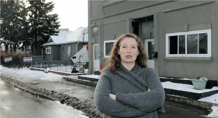  ?? Photos: LARRY WONG/ EDMONTO N JOURNAL ?? Tracy Patience stands beside some residentia­l properties owned by Carmen Pervez. Patience, a resident in the neighbourh­ood for two decades, is frustrated by what is happening in the area.