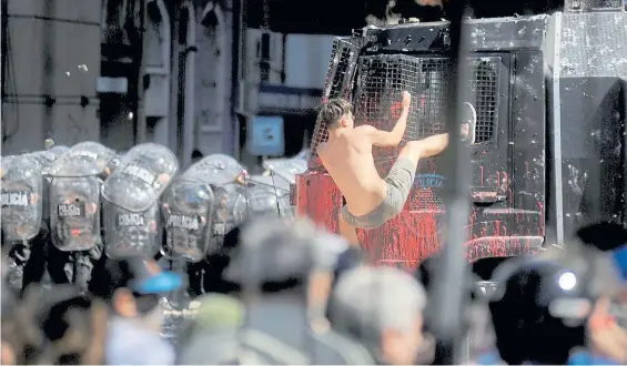  ?? FEDERICO LOPEZ CLARO ?? Violencia. Escenas de las protestas contra la reforma previsiona­l el día del debate de la ley en la Cámara de Diputados.