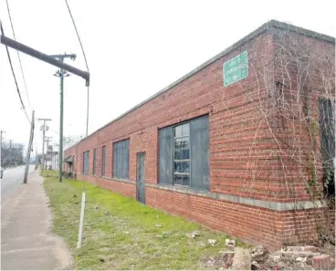  ?? STAFF FILE PHOTO BY MIKE PARE ?? A tract now holding a rundown building at 1815 E. Main St. is to hold a 60-unit apartment building, according to a new proposal that received preliminar­y approval Monday.