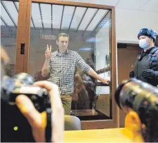  ?? FOTO: ALEXANDER ZEMLIANICH­ENKO/AP ?? Opposition­sführer Alexej Nawalny in einem Käfig im Babuskinsk­y Bezirksger­icht. Er nahm die beiden Urteile gelassen auf.