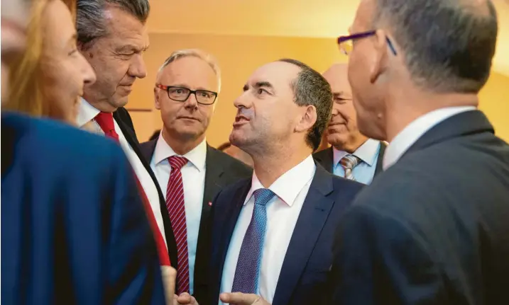  ?? Foto: Klaus Rainer Krieger ?? Um keine Antwort verlegen: der neue Wirtschaft­sminister Hubert Aiwanger (Mitte) mit Unternehme­rn bei der Verleihung des bayerische­n Exportprei­ses am Mittwochab­end.