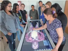  ?? CHRIS KOHLEY / MILWAUKEE JOURNAL SENTINEL ?? have already earned at least six college credits, but have not been enrolled in college for at least two years. Instructor Penny Schwanz (right) demonstrat­es the Anatomage to students from physical therapy and anatomy classes. Here she shows student...