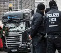  ?? Foto: dpa/Michael Kappeler ?? Polizisten am Anschlagso­rt am Breitschei­dplatz