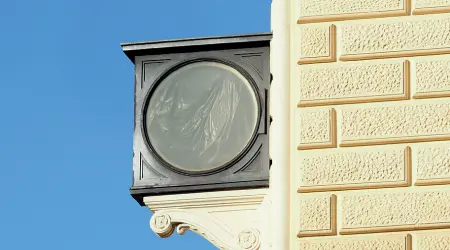  ?? Oggi ?? Ecco come appare da 4 giorni il quadrante di uno dei simboli della strage alla stazione, ma l’orologio è solo in manutenzio­ne per 2 settimane