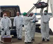  ?? (foto Ansa) ?? Al porto In alto una donna coperta da un telo rosso e altri migranti sbarcano dalla nave Cantabria, ieri a Salerno. Sotto il recupero delle salme