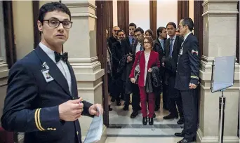  ??  ?? L’arrivo
I nuovi deputati attendono in fila prima di entrare nella Sala del Mappamondo di Palazzo Montecitor­io per la registrazi­one. Il futuro Parlamento sarà più giovane: l’età media dei nuovi eletti è intorno ai 40 anni alla Camera, era 45 nella...