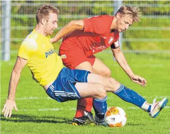  ?? FOTO: GÜNTER KRAM ?? Der SV Kressbronn (re. Elias Wiesener gegen die SG Argental) will seinen guten Lauf fortsetzen.