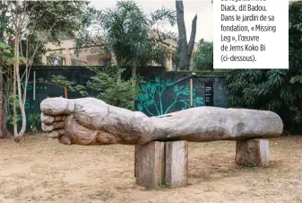  ??  ?? Illa Donwahi (ci-dessus) devant une toile du Sénégalais Aliou Diack, dit Badou. Dans le jardin de sa fondation, « Missing Leg », l’oeuvre de Jems Koko Bi (ci-dessous).