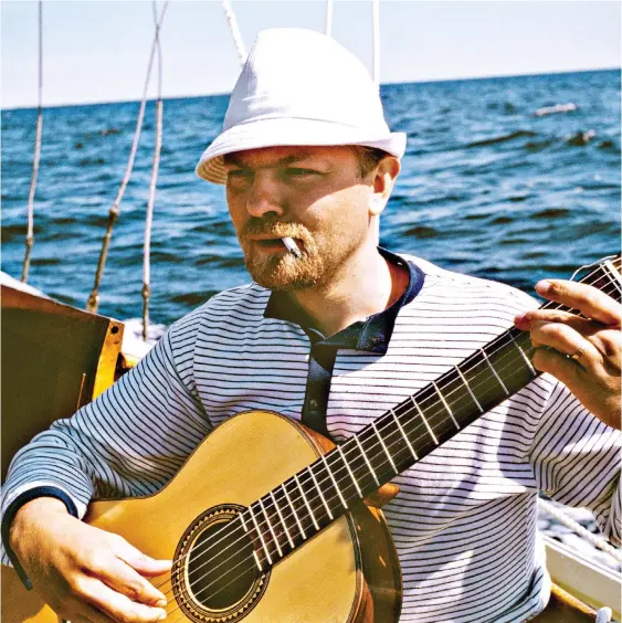  ?? FOTO: PELLE ADOLPHSON ?? Olle Adolphson älskade sin gitarr, sin segelbåt och havet. Men navigering var inte hans starka sida.