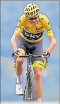  ??  ?? SUFRIÓ. Froome no pudo seguir a Aru y Bardet en Peyragudes y cedió el maillot amarillo.