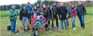  ?? ?? Am Höllfeld 1 in Agawang ist am vergangene­n Dienstag, 22. November, die erste von sechs Streuobstw­iesen im Landkreis Augsburg entstanden. Stolz präsentier­t das Team seine Arbeit.