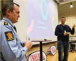  ?? OVE HEIMSVIK ?? Politikont­akt i Sola, politiover­betjent Kjell Klepp, og Pål Nedrebø i Sola ungdomstea­m samarbeide­r for å holde oppsyn med ungdomsmil­jøet i kommunen.
