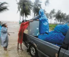  ?? Foto: Sumeth Panpetch, AP, dpa ?? Angesichts des Tropenstur­ms verlassen Zehntausen­de im Süden Thailands ihre Wohnorte.