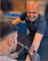  ?? ?? Doppio tatuaggio
Luciano Spalletti, 64 anni, si è fatto tatuale lo scudetto del Napoli su un braccio e i nomi dei tre figli sull’altro