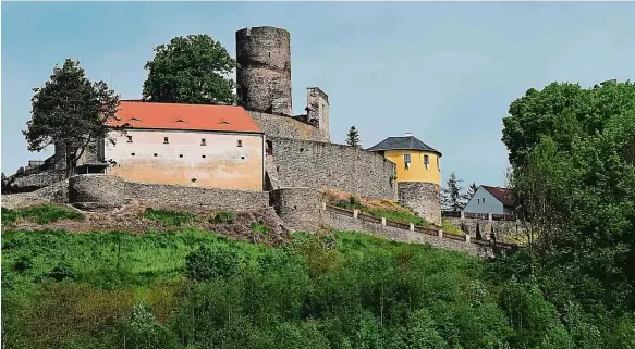  ?? Foto: Radek Latislav a Shuttersto­ck ?? Hrad Svojanov nabízí návštěvník­ům výlet mezi jednotlivý­mi stavebními slohy. Má však také svá tajemství, po kterých leze pátrat.