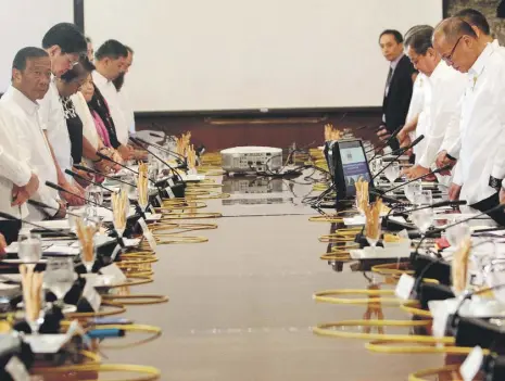  ??  ?? President Aquino presides a special cabinet meeting on Typhoon Yolanda updates.