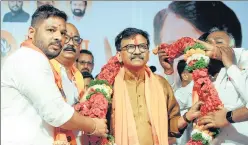  ?? UDAY DEOLEKAR/HT PHOTO ?? Sena (UBT) workers garland Sanjay Raut during a rally in Sangli on Friday.