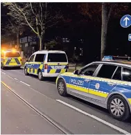  ?? FOTO: BERGER ?? Der Ordnungsdi­enst der Stadt wies die Schließung der Shisha-Bar an, die Polizei unterstütz­te.