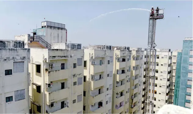  ?? Agence France-presse ?? ↑
Firefighte­rs spray disinfecta­nt over a residentia­l area in Chennai on Tuesday.
