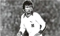  ??  ?? Jupp Heynckes im Trikot von Mönchengla­dbach: Der später erfolgreic­he Trainer teilte sich in der Saison 1973/74 mit Gerd Müller die Torjägerka­none.