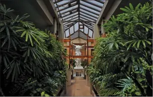  ?? Photo for The Washington Post by Libby March ?? The sightline to the pergola terminates in a plaster reproducti­on of the Nike of Samothrace.