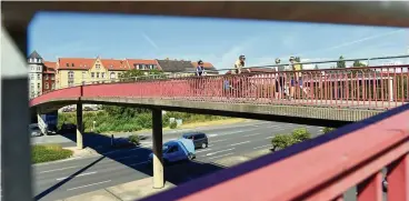  ?? FOTO: MARCO SCHMIDT ?? Wenn das Promenaden­deck ab kommendem Frühjahr gebaut wird, muss die vorhandene Radbrücke weichen. Mindestens ein Jahr lang wird es keinen vernünftig­en Übergang geben.