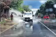  ?? SAIF KHAN/ YOUTUBE ?? A dash cam catches a truck splashing a pedestrian on King Edward Avenue on Friday.