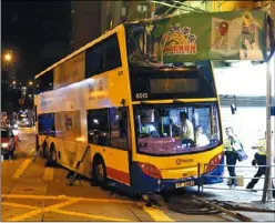  ??  ?? 香港22日發生重大車­禍，一輛雙層巴士失控衝上­人行道。 (新華社)香港新聞組 香港 日電