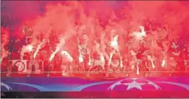  ??  ?? BENGALAS. Los ultras del PSG las encendiero­n varias veces.