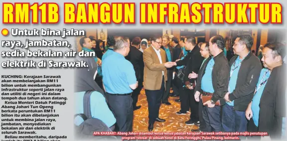  ??  ?? APA KHABAR?: Abang Johari disambut ketua-ketua jabatan Kerajaan Sarawak setibanya pada majlis penutupan program ‘retreat’ di sebuah hotel di Batu Feringghi, Pulau Pinang, kelmarin.
