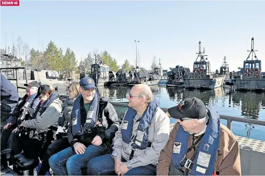  ?? FOTO: JOHANNA LINDHOLM ?? UTFÄRD. Avfärd till Hästö-Busö med Hangon Rannikkopa­tteriston preinneyhd­istys från brigadens hamn i Lernäs, Tvärminne. Jarmo Valtimo (i mitten) är insatt i öns historia.