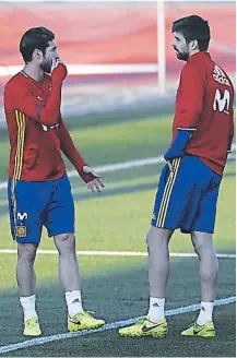  ?? FOTO: INTERNET ?? Sergio Ramos y Gerard Piqué charlando en el entrenamie­nto de ayer de la selección en la Ciudad Deportiva de Las Rozas.