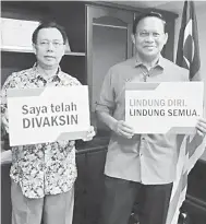  ??  ?? UDAH NERIMA VAKSIN: Dr Rundi (kiba) enggau Dr Abdul Rahman (kanan) ti udah betuchuk vaksin kena 27 Februari 2021 tu tadi.