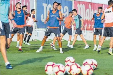  ?? VILLARREAL CF ?? El defensa central del Villarreal CF, durante la sesión de entrenamie­nto de ayer en la Ciudad Deportiva. ▶▶