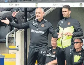  ??  ?? Dundee United boss Ray McKinnon shows his frustratio­n at Paisley.