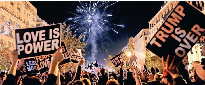 ?? FOTO: JACQUELYN MARTIN/AP ?? Trump ist Geschichte: In Washington feiern Amerikaner auf der „Black Lives Matter Plaza“den Sieg von Joe Biden.