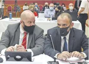  ??  ?? El acusado Raúl Fernández Lippmann, junto a su abogado Álvaro Arias, en el salón auditorio donde se lleva a cabo el juicio oral.