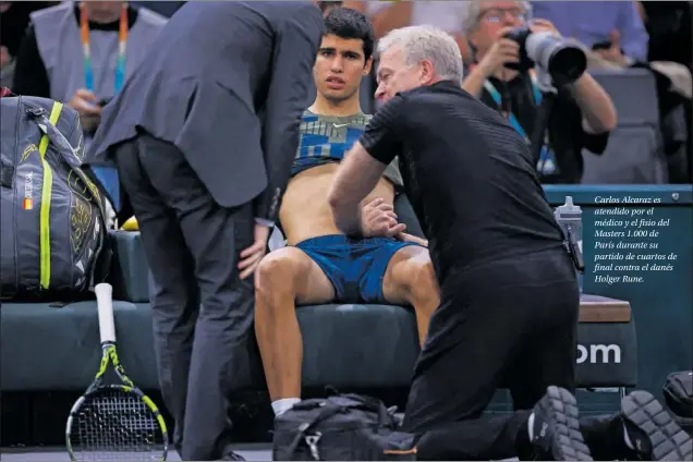  ?? ?? Carlos Alcaraz es atendido por el médico y el fisio del Masters 1.000 de París durante su partido de cuartos de final contra el danés Holger Rune.