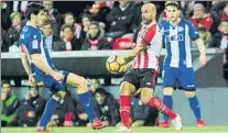  ?? FOTO: J. ECHEVERRÍA ?? En el derbi de San Mamés Mikel Rico disputa un balón con el alavesista Manu García