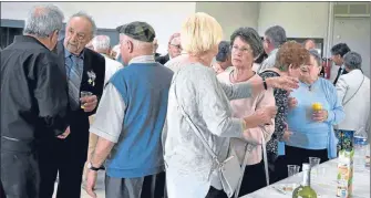  ??  ?? Les personnes présentes ont été conviées à un vin d’honneur à la salle des fêtes, à la fin de la cérémonie