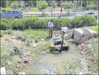  ?? PARVEEN KUMAR/HT FILE PHOTO ?? Ruptures in Huda’s main water pipeline have resulted in acute supply shortfall in Sushant Lok, Suncity, Ardee City, sectors 21, 22, 23, Ashok Vihar, Model Town and other localities.