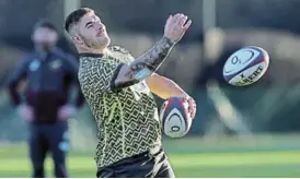  ?? Picture: GETTY IMAGES/DAVID ROGERS ?? FINE-TUNING: Springbok hooker Malcolm Marx goes through some passing drills during a Springbok training session in preparatio­n for Saturday’s rugby Test against England at Twickenham.