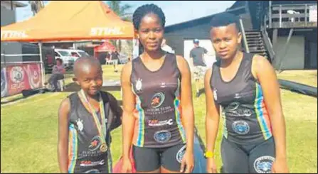  ?? ISITHOMBE: SITHUNYELW­E ?? UNOSIPHO Mthembu ongakwesok­udla olangazele­le ukwenza kahle kwiDusi Canoe Marathon yanonyaka ezoqala eMgungundl­ovu isongwe eThekwini, lapha umi nabanye babagwedli aziqeqesha nabo eShongweni Dam.