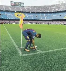  ?? FOTO: MANEL MONTILLA ?? Denis Suárez, a punto de sacar un córner en un Camp Nou vacío