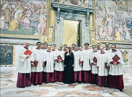  ?? JORGE ORTIZ / EFE ?? La mezzo posa con el coro de la Capilla Sixtina tras su actuación del viernes en esta estancia vaticana